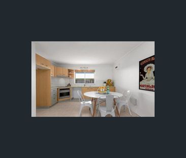 8/108 The Strand, North Ward, Qld 4810 - Photo 2