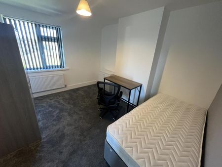 4 bedroom semi-detached house to rent - Photo 3