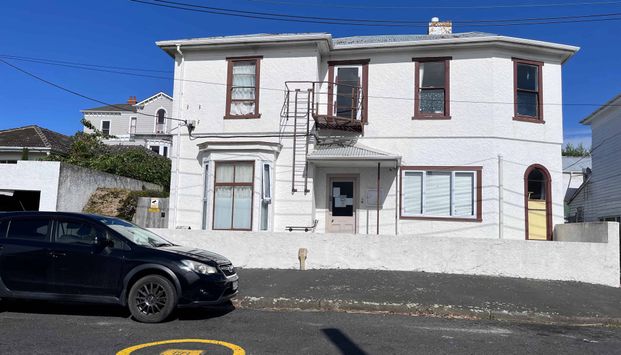 Clifton House - Comfortable, Convenient, and Female-Only - Photo 1