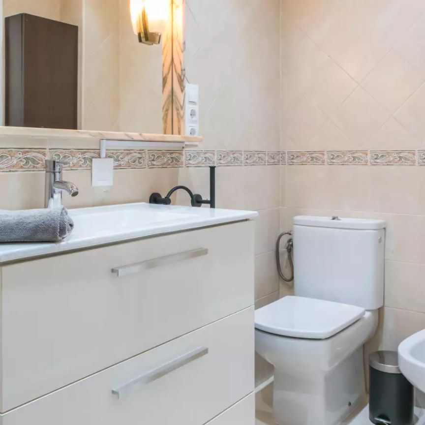 Room in a shared 9-bedroom apartment for rent in Gaztambide, Madrid, perfect for professionals and students - Photo 1
