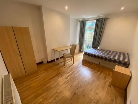 1 bedroom in a house share to rent - Photo 3