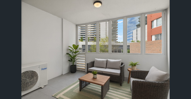 Spacious Refreshed Apartment in the Heart of Fortitude Valley - Photo 1