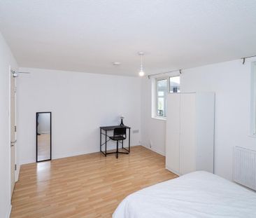 4 bedroom semi-detached house to rent - Photo 3