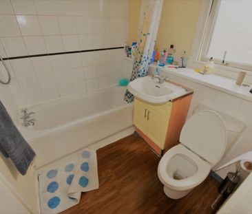 5 bedroom House in Woodbridge Lawn, Leeds - Photo 3