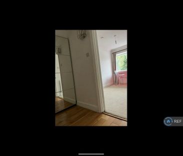 3 bedroom flat to rent - Photo 3