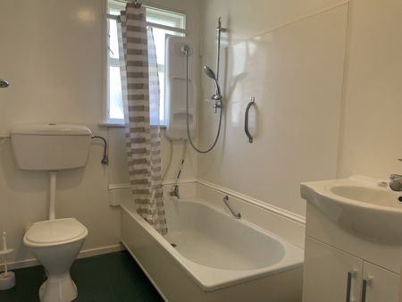 Neat and tidy bedsit - Photo 3