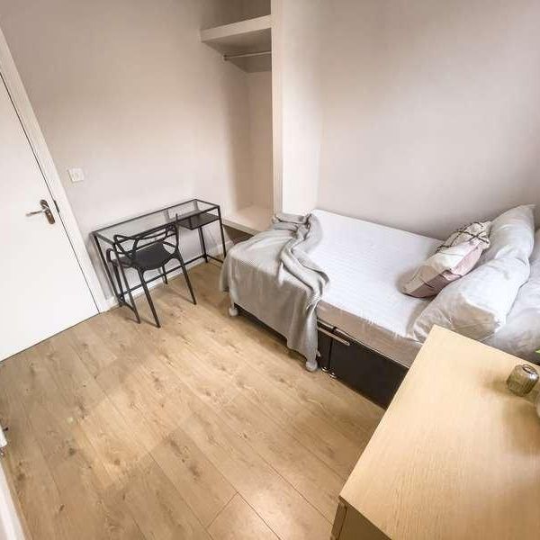 Esher Road, L6 - Photo 1