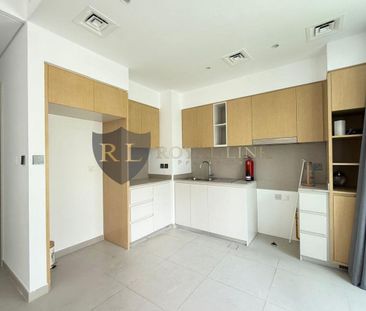 SPACIOUS 3BR+MAID | VACANT | LANDSCAPED - Photo 3