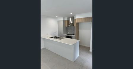 Charming 4-Bedroom House with Covered Entertainment Area - Photo 3