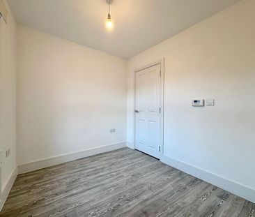 Waterfront Crescent, Mytchett, Camberley, Surrey, GU16 - Photo 3