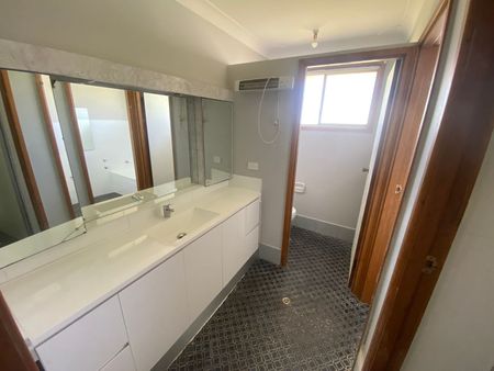 BIG HOUSE WITH A POOL!!! - Photo 3