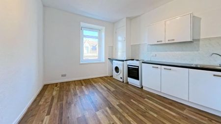 3 bedroom flat to rent - Photo 5