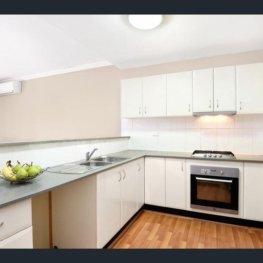 Stunning Light Filled Apartment - Photo 1