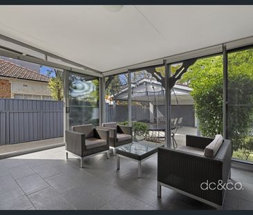 Period charm meets modern sophistication - Photo 4