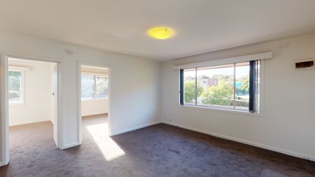 Bright & Spacious Top-Floor Apartment in Prime Fitzroy Location! - Photo 5