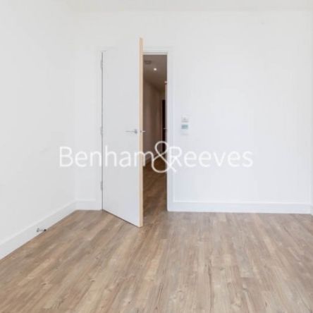 2 Bedroom flat to rent in Wandsworth Road, Nine Elms, SW8 - Photo 1