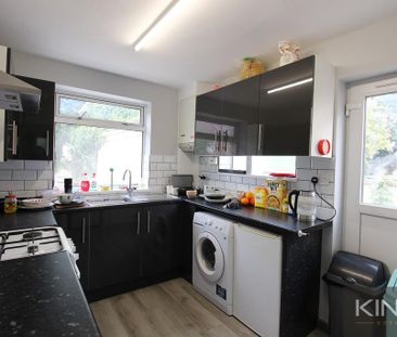 4 bedroom semi-detached house to rent - Photo 5