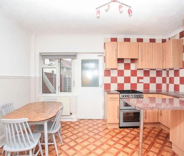 2 bedroom semi-detached house to rent - Photo 6