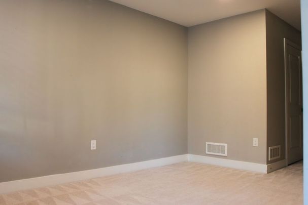 For Lease - 1960 Dalmagarry Road Unit# 40, London North, Ontario - Photo 1