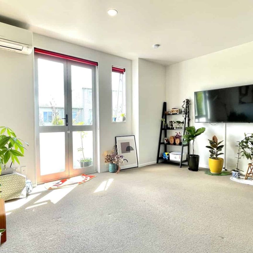 Convenient Glen Eden Living – 3 Bed Townhouse with Garage - Photo 1