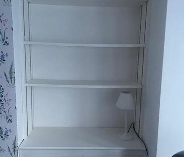 Spacious double room in homely North Woodley semi - Photo 3