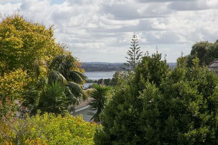 Executive 3 bedroom with sea views - Photo 5