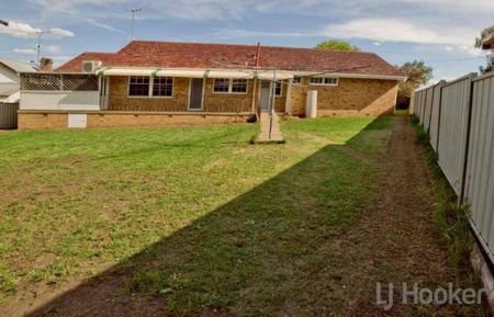 BRICK VENEER SPACIOUS HOME CLOSE TO CBD - Photo 2