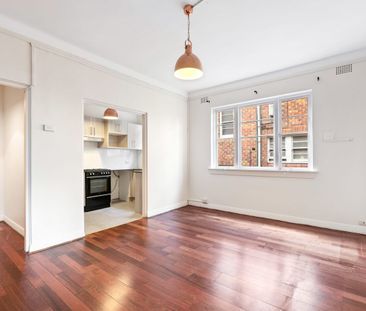 Renovated Art Deco in Convenient Location - Photo 3