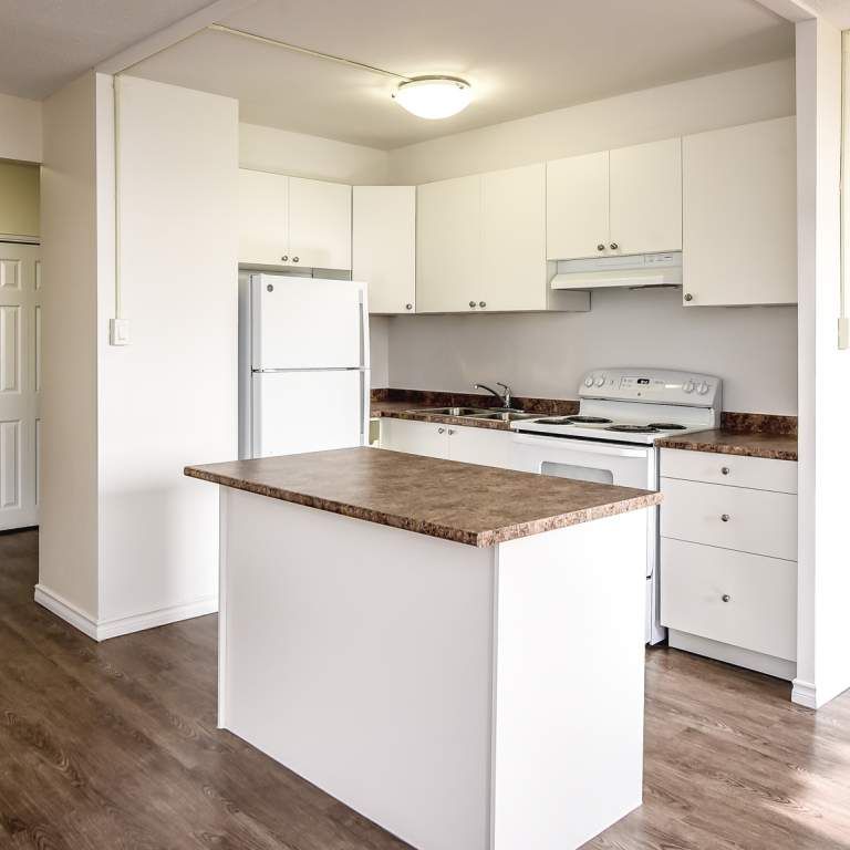 The Fontainebleau Apartments - Photo 1