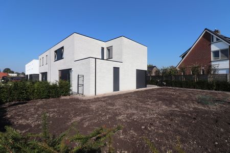 Prachtige nieuwbouwwoning met 4 slaapkamers, terras en 2 autostaanplaatsen. - Foto 4