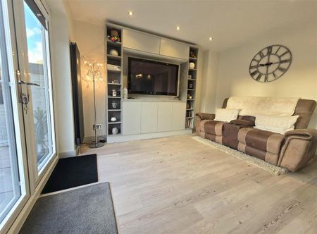 4 bedroom detached house to rent - Photo 3