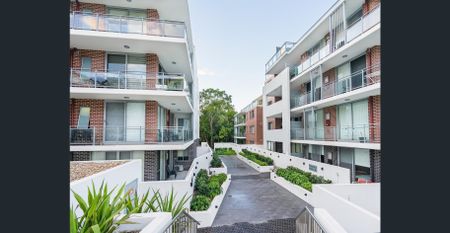 Modern Apartment in Prime Location, Offering Low-Maintenance Lifestyle - Photo 4