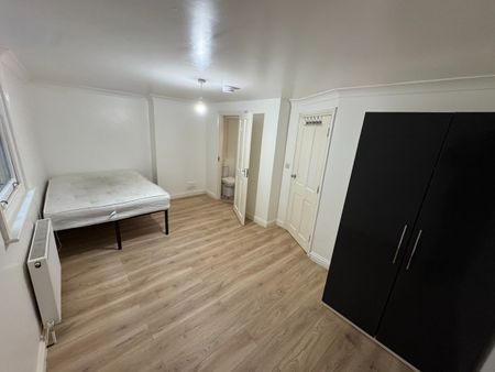 Room in a Shared House, Bedford Place, BN1 - Photo 3