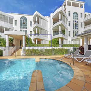 LOCATION! LOCATION! SPACIOUS GROUND FLOOR UNIT -2 MINUTES to the Beach "Villas De La Plage" 3 Bed 2 Bath 1 Secure Carspace-2 Large Alfresco Balconies - Photo 3