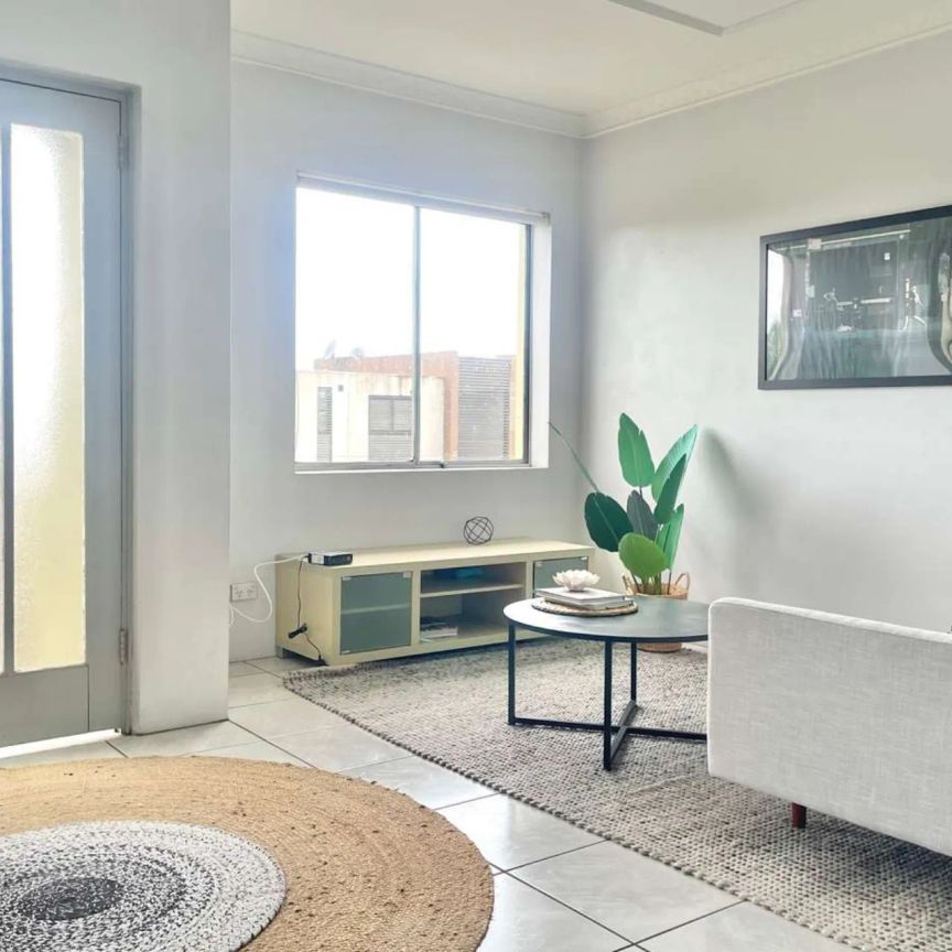 Semi sized art deco apartment in great location - Photo 1