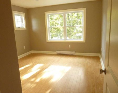 Charming 3 bed upper flat in Downtown Dartmouth - Photo 3