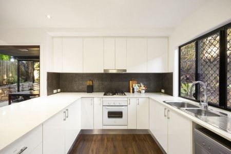 Self-Contained Residence in a Spacious Queenslander – Minutes to CBD & South Bank - Photo 5