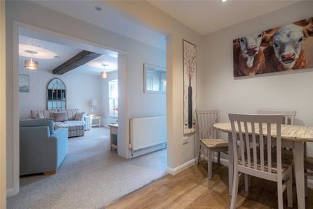 A beautifully modernised two bedroom mews cottage situated in the heart of Marlborough with off-street parking. - Photo 2