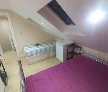 Room in a Shared House, Pembroke Road, IG3 - Photo 2