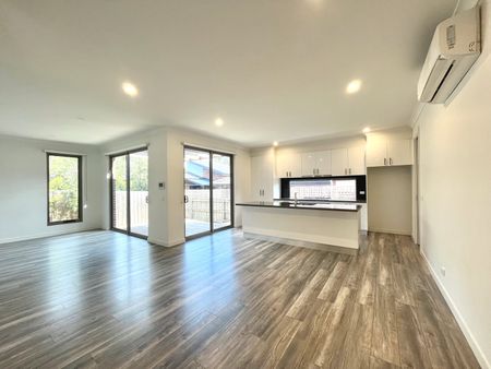 Stunning Four-Bedroom Townhouse in the Heart of Oakleigh East - Photo 4