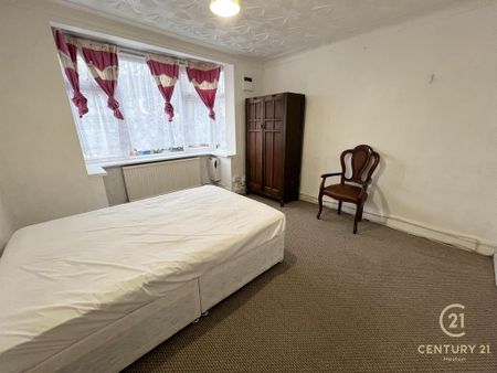 4 bedroom semi-detached house to rent - Photo 3