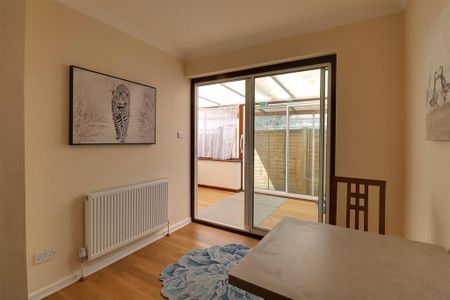 1 bedroom in a house share to rent - Photo 2