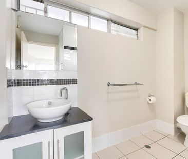 Neat & Simple - Photo 5