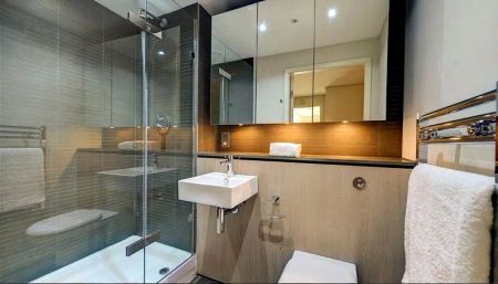 3 bedroom flat in London - Photo 5