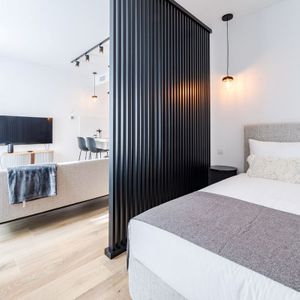 Appartement te huur in Ukkel voor € 1.300 met 1 slaapkamer - Photo 2