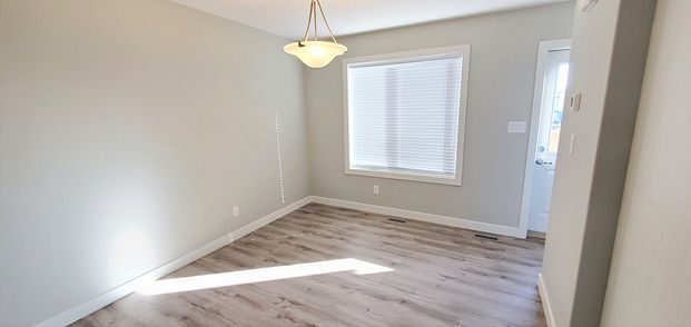 Beautiful townhouse in Sylvan Lake - Photo 1