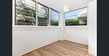 Beautifully Renovated Apartment in a Quiet Complex - Photo 2