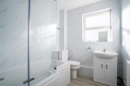 3 bedroom end of terrace house to rent - Photo 4