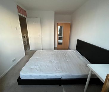Room in a Shared Flat, Badric Court, SW11 - Photo 1