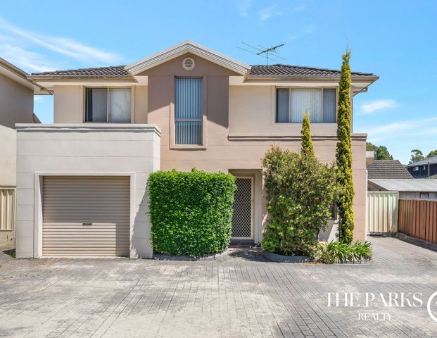 Spacious Townhouse! - Photo 1